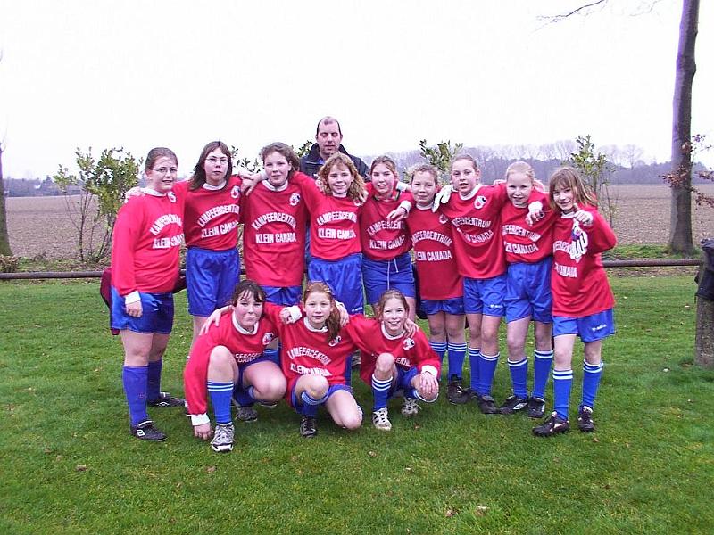 2002 schoolvoetbal meisjes.jpg